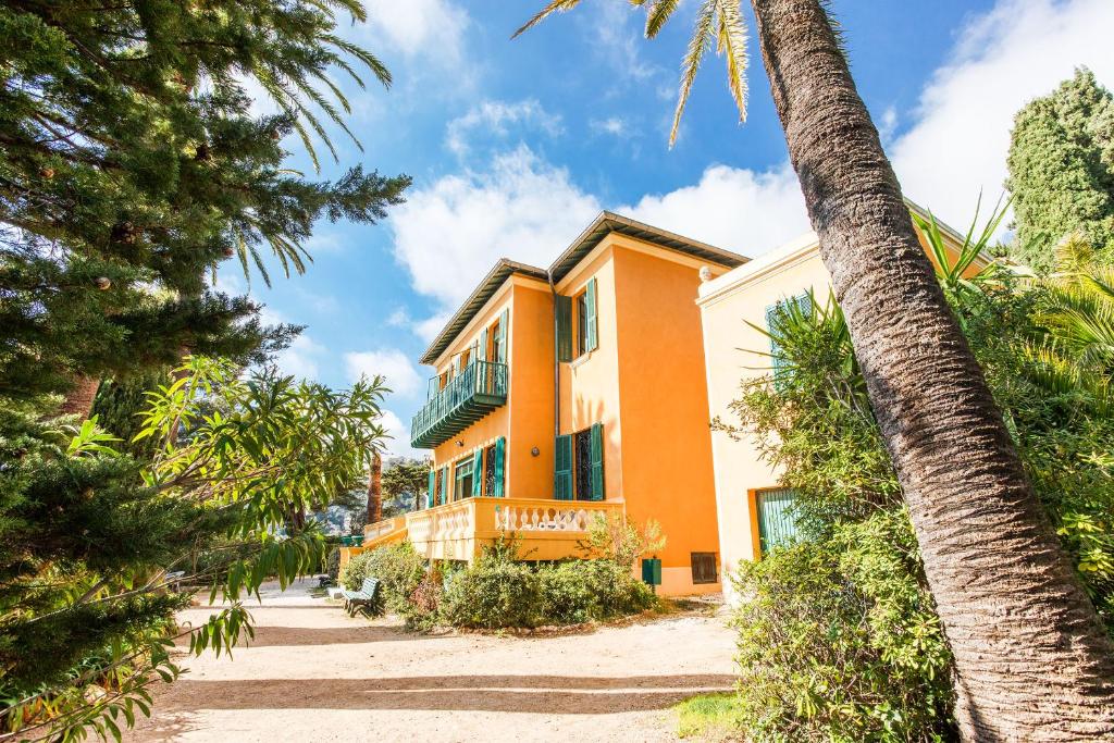 カップ・ダイユにあるROC FLEURY - Cap d'Ail, VI1094 by Riviera Holiday Homesのヤシの木が目の前に広がるオレンジの家