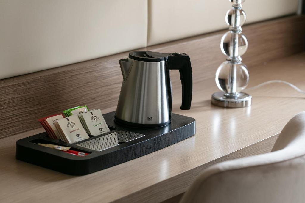 Příslušenství pro přípravu čaje a kávy v ubytování Boutique Hotel Saxonia
