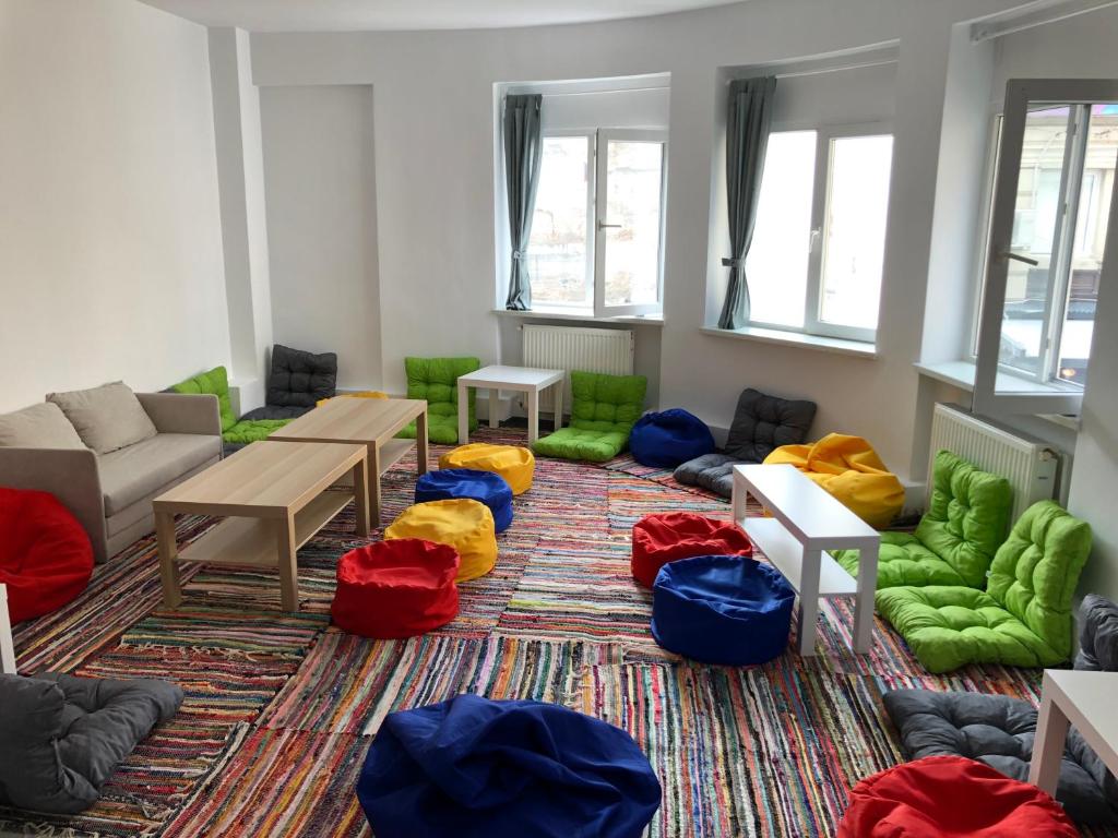 un soggiorno con tavoli e sedie colorati di Bedsy a Bucarest