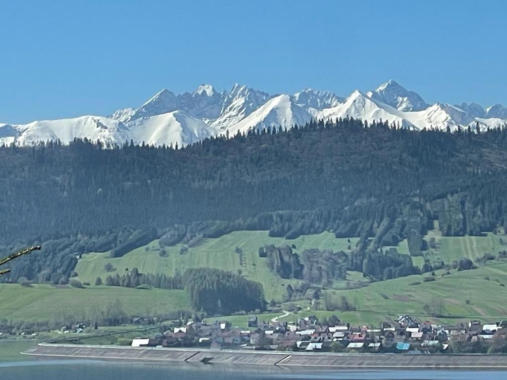 une ville dans une vallée avec des montagnes enneigées dans l'établissement CHATA MANIOWY Wyspa Ciszy nieopodal Czorsztyna, Maniowy i Kluszkowce nad Zalewem Czorsztynskim, à Maniowy