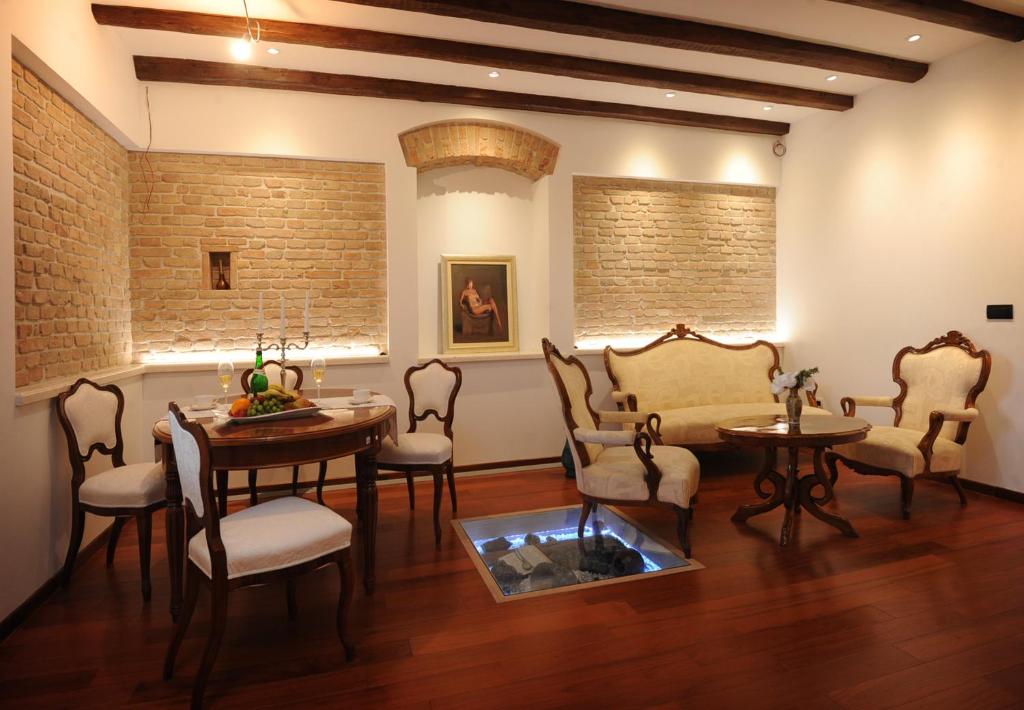 - une salle à manger avec une table et des chaises dans l'établissement Apartments Felicitas, à Split