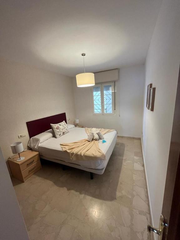 Posteľ alebo postele v izbe v ubytovaní Maravilloso apartamento en primera linea de playa con vistas al mar en Caleta de Vélez 2 C