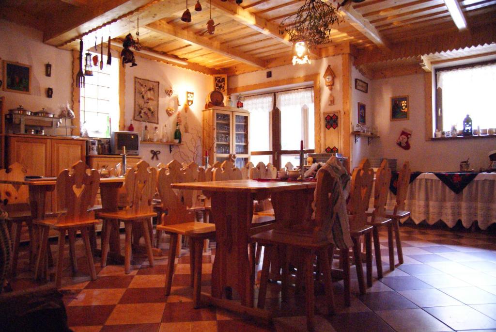 Reštaurácia alebo iné gastronomické zariadenie v ubytovaní Willa Pod Banderą