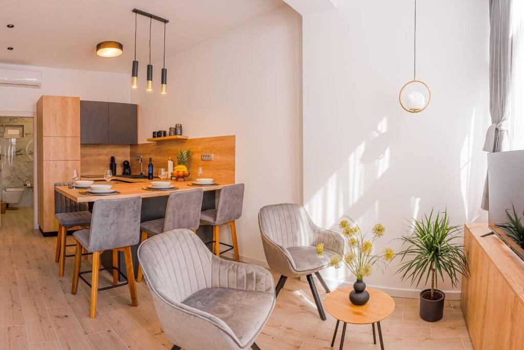 - une cuisine avec une table et des chaises dans la chambre dans l'établissement Luksuzni apartman Ribica u samom centru grada, à Split