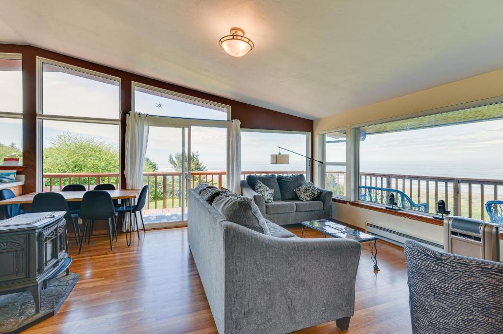 sala de estar con sofá, sillas y mesa en McKinleyville Getaway with Hot Tub and Ocean Views! en McKinleyville