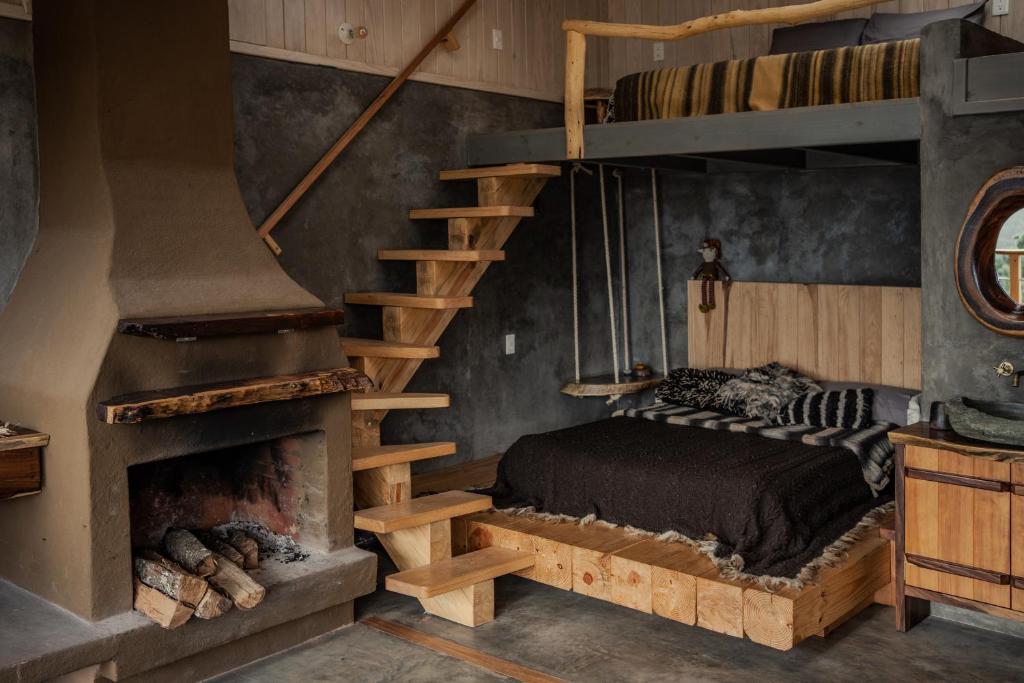 una camera con letto a castello e una scala di Casa Chuparrosas a San Mateo Río Hondo