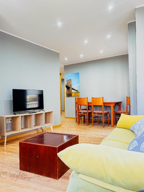 ein Wohnzimmer mit Sofa und Tisch in der Unterkunft Casco Vello Vigo Oliva 8 in Vigo