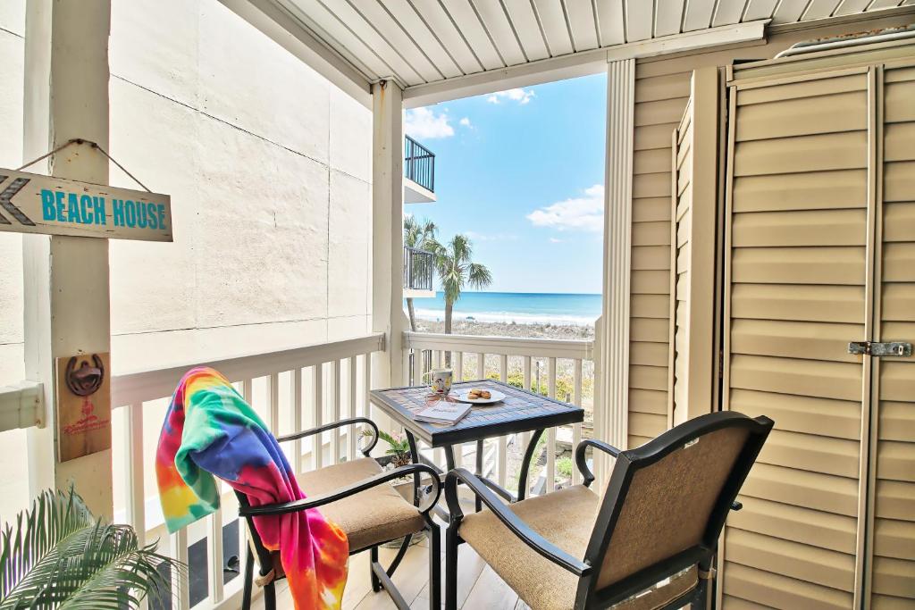 balcón con mesa y sillas y la playa en Sea Esta at SunVillas E2, en Myrtle Beach