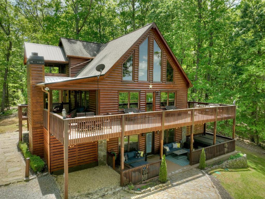 Casa de madera grande con terraza grande en Casa Rustica Cabin with Mountain Views & Hot Tub, en Blue Ridge