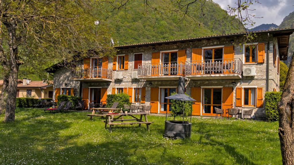 un edificio con una mesa de picnic delante de él en Casa Anna, en Vesta