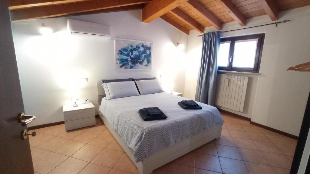 1 dormitorio con 1 cama con 2 toallas en Il Fante di Picche en Verolanuova
