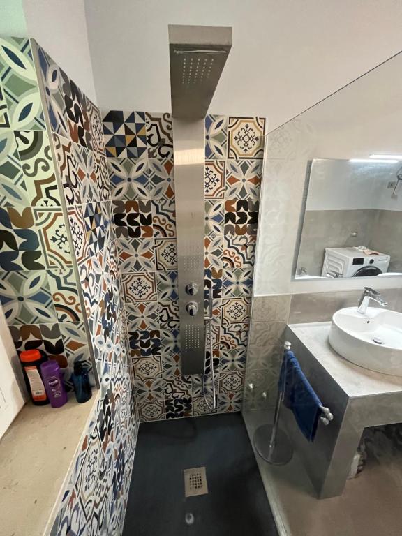 La salle de bains est pourvue d'une douche et d'un lavabo. dans l'établissement L'Oasi della Fonte, à Albanella