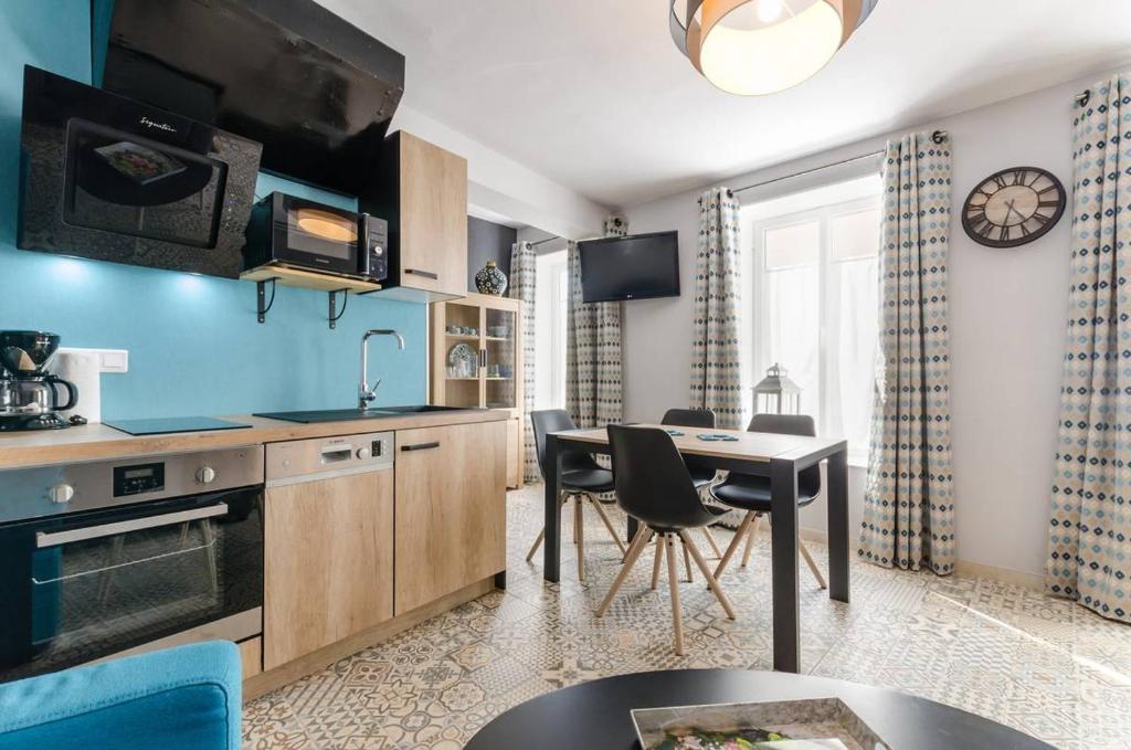 eine Küche mit einem Tisch und einem Esszimmer in der Unterkunft Gite de la barse in Vendeuvre-sur-Barse