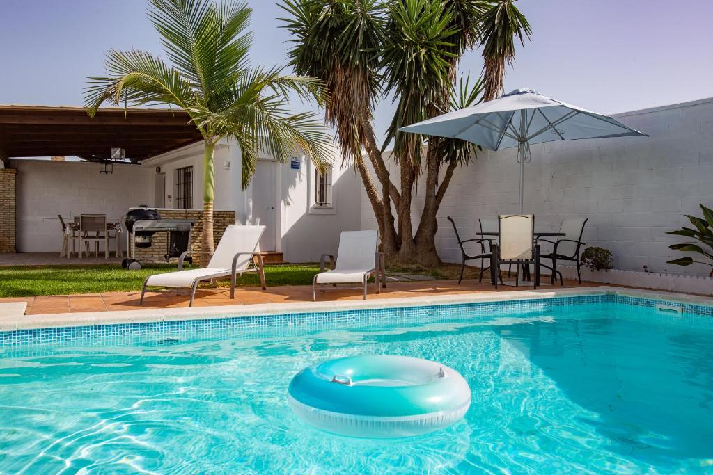una piscina con un oggetto blu in acqua di Villa las Raices a Sanlúcar de Barrameda
