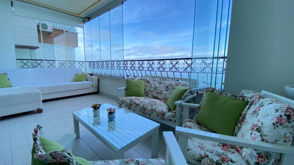 una stanza con divani, tavolo e finestra di My White House a Trabzon