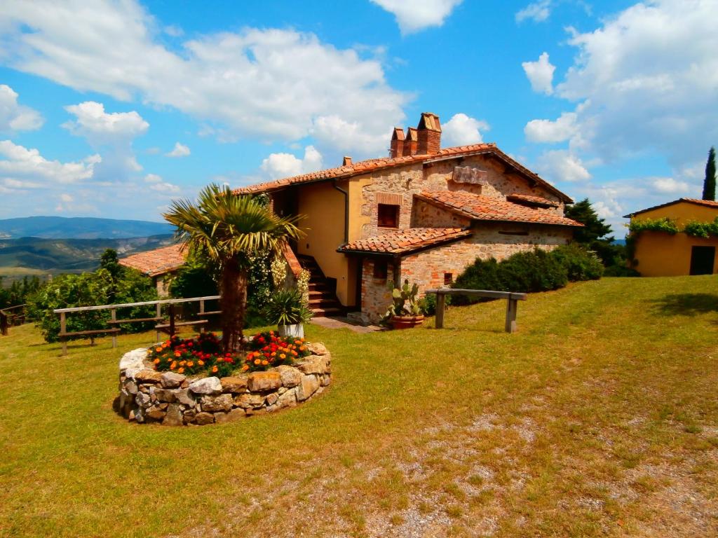 a house on a hill with a palm tree in front of it at Casa Bacci in Siena