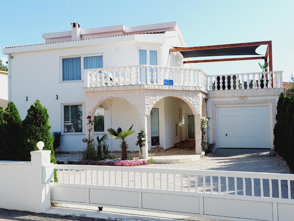 a white house with a white fence at Apartment Relax in Vir