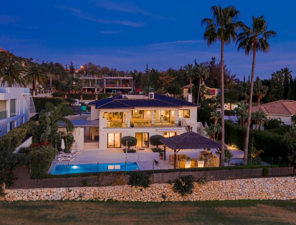 een luchtzicht op een huis met een zwembad bij 5 bed-villa with golf court view in Marbella