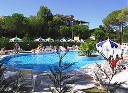Bazén v ubytování Hotel Ambassador Meuble nebo v jeho okolí