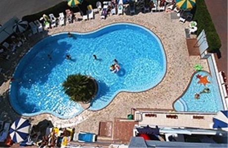 Bazén v ubytování Hotel Ambassador Meuble nebo v jeho okolí