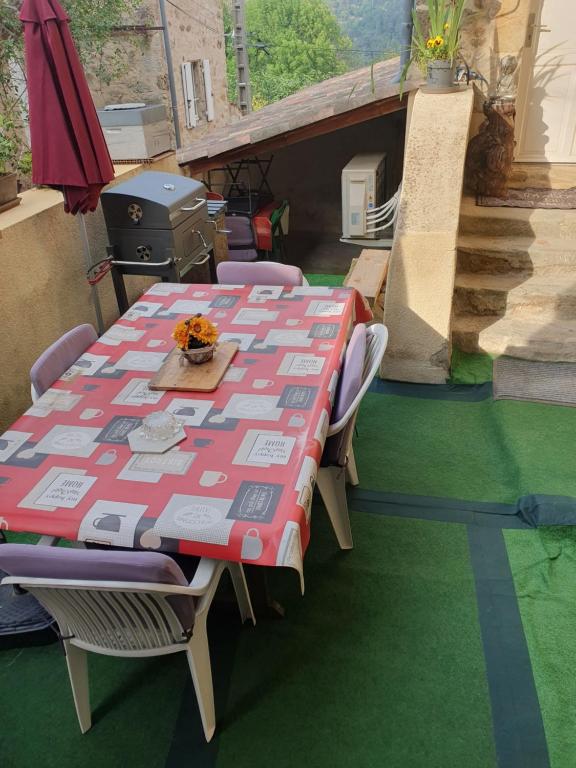 Balkón nebo terasa v ubytování AUBENAS, VALS LES BAINS, LABEGUDE, Maison de vacances Bensylv' entière privatif de 130 M2 4 lits 3 chambres pour 4 adultes et 2 enfants