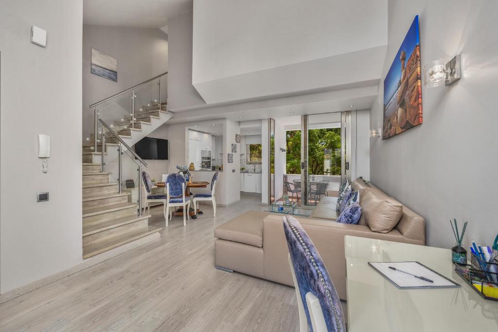 Private Penthouse With Direct Access To Walking Path photo
