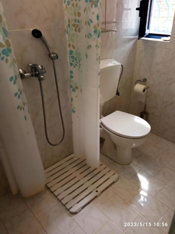 Koupelna v ubytování Kea Houses View - Μαγευτική Θέα στο Αιγαίο Πέλαγος ΦΟΙΡΑ ΚΑΤΩ ΜΕΡΙΑ ΚΕΑΣ