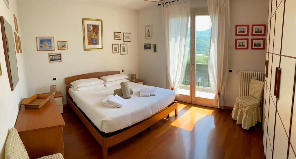 a bedroom with a bed and a large window at Apartment-Rosella Garda in Garda