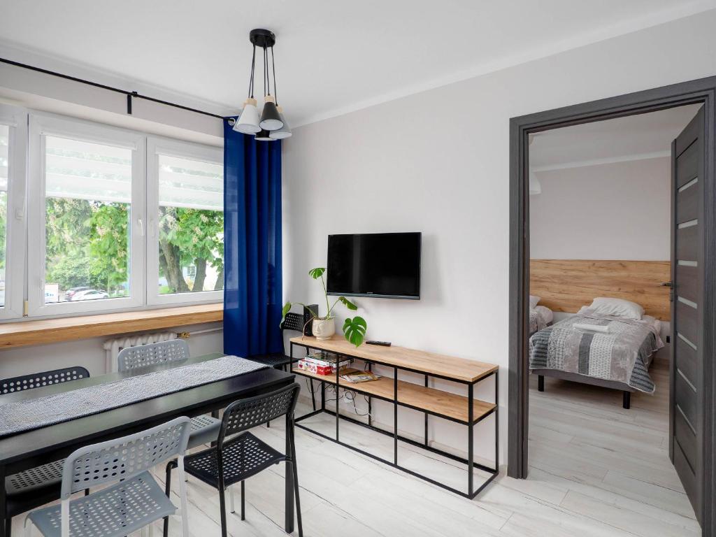 Televízia a/alebo spoločenská miestnosť v ubytovaní VISTULA two-bedroom Apartment