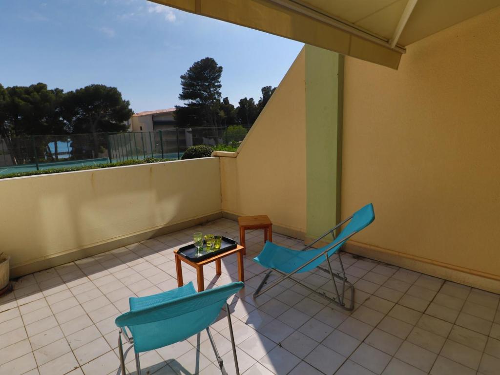 un patio avec deux chaises et une table sur un balcon dans l'établissement T2 spacieux à 200m plage, parking, animaux acceptés - FR-1-472A-161, à Sète
