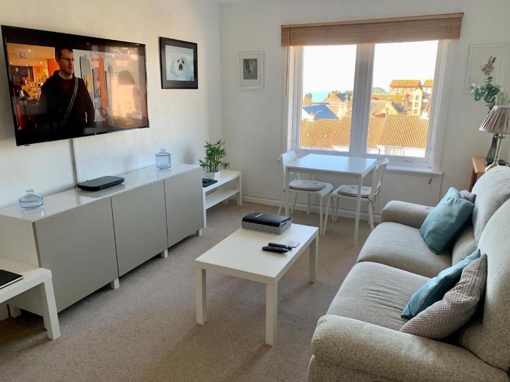 カーコーディにあるNEW Superb One Bedroom Getaway in Dysart Kirkcaldyのリビングルーム(ソファ、テーブル付)