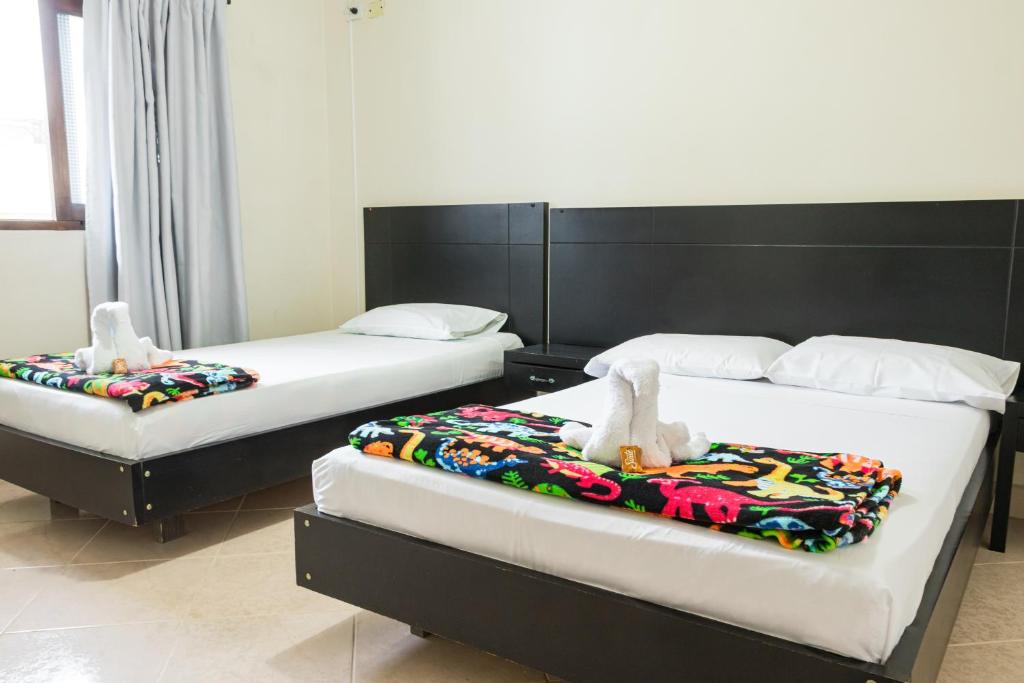 dos camas con animales de peluche en una habitación en HOTEL FUENTE DE ORO, en Amalfi