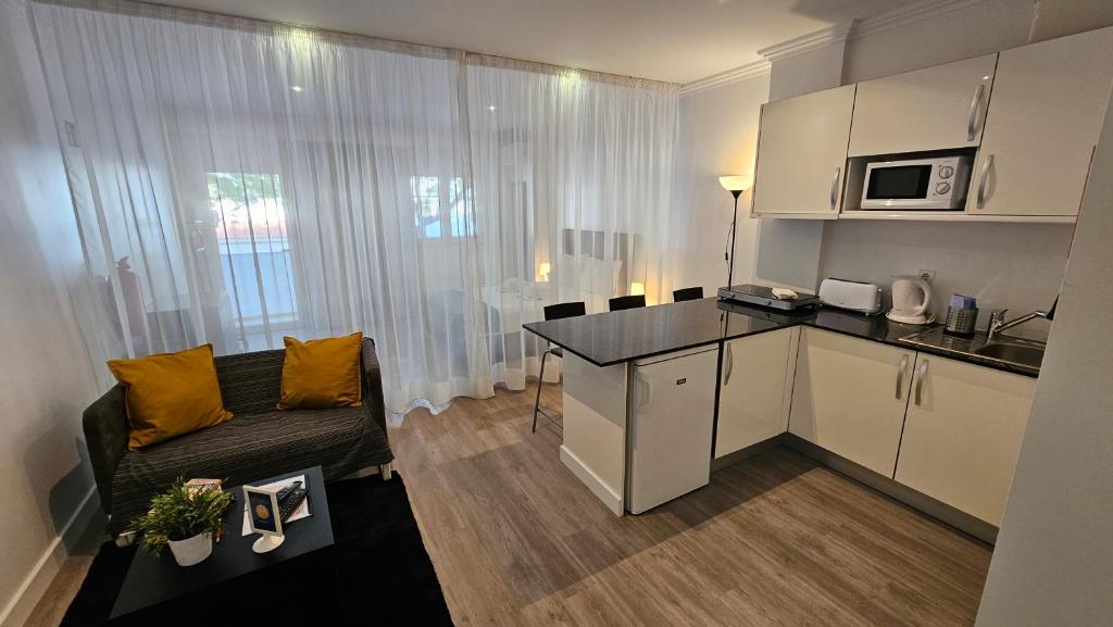 アルブフェイラにあるOriginal Studio Downtownの小さなリビングルーム(ソファ付)、キッチンが備わります。