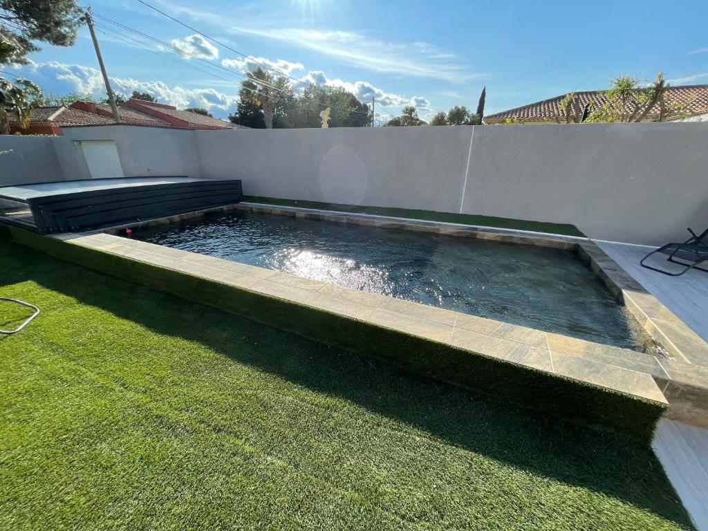 Bazén v ubytovaní Villa Grand Nicolas Bord de Mer alebo v jeho blízkosti