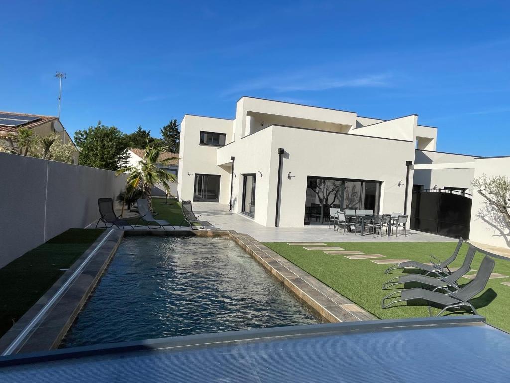 Bazén v ubytovaní Villa Grand Nicolas Bord de Mer alebo v jeho blízkosti