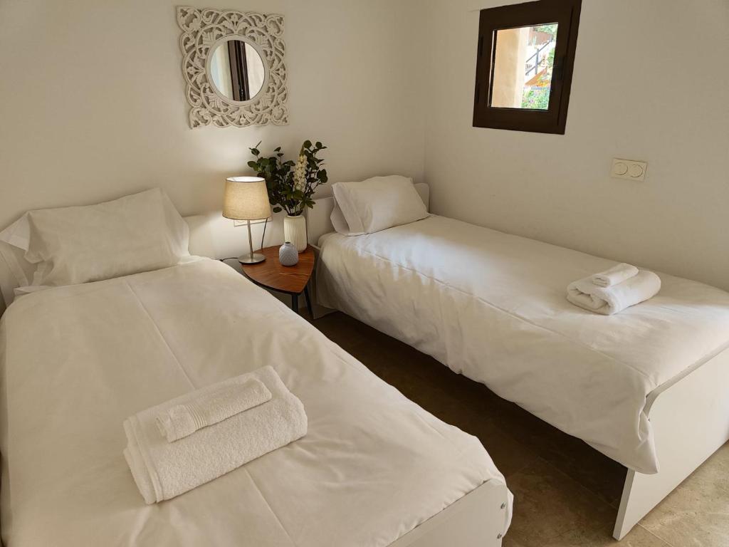 Postel nebo postele na pokoji v ubytování 15 First line Penthouse with wonderful seaview near Duquesa Golf Manilva Andalucia
