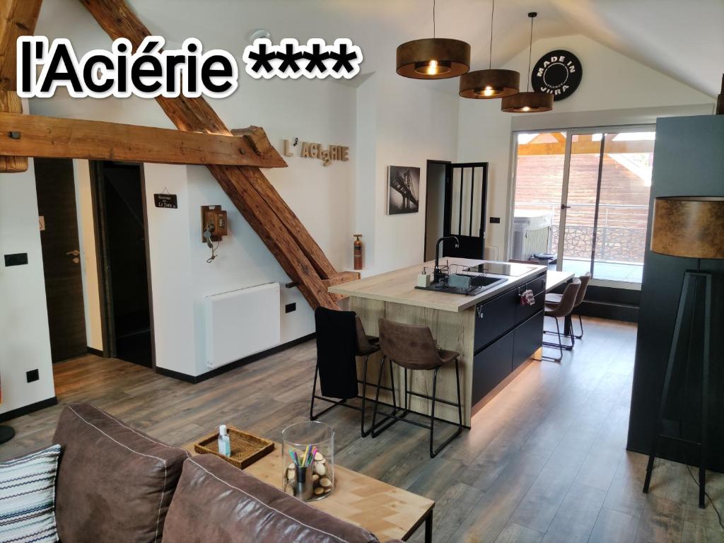 Fotografia z galérie ubytovania L'ACIÉRIE Logis de luxe avec Jacuzzi v destinácii Champagnole