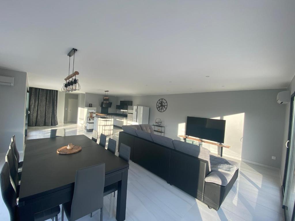 Televízia a/alebo spoločenská miestnosť v ubytovaní Villa Grand Nicolas Bord de Mer