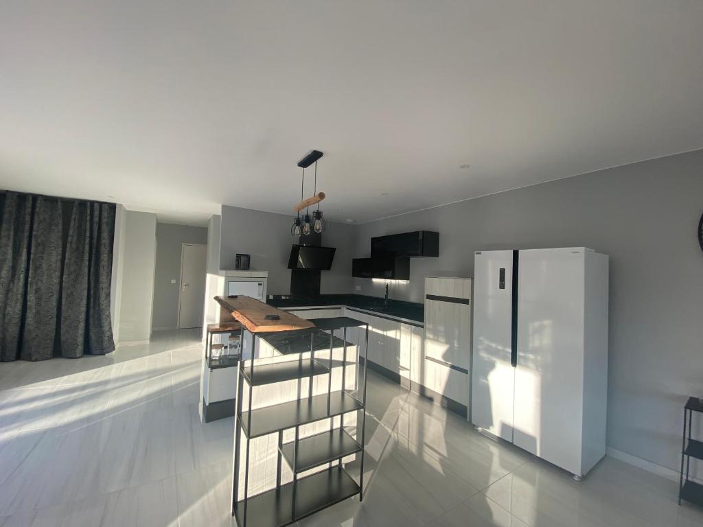 Kuchyňa alebo kuchynka v ubytovaní Villa Grand Nicolas Bord de Mer