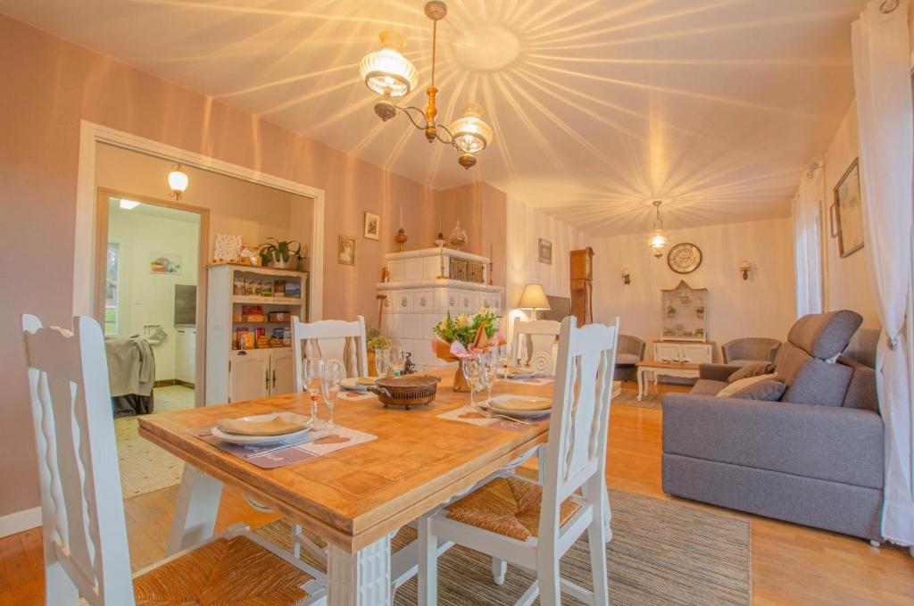 uma sala de jantar e sala de estar com mesa e cadeiras em La maison vautier em Vendeuvre-sur-Barse
