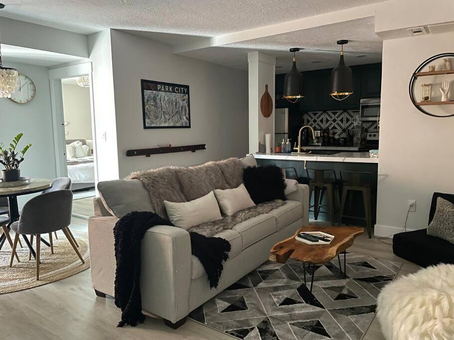 ein Wohnzimmer mit einem Sofa und einer Küche in der Unterkunft 2 Bd/3 Ba, Luxury Ski-in Ski Out Condo - Sleeps 10 in Park City