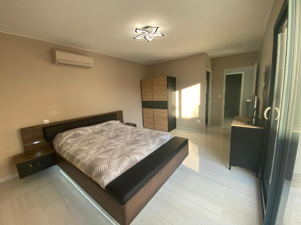 Posteľ alebo postele v izbe v ubytovaní Villa Grand Nicolas Bord de Mer