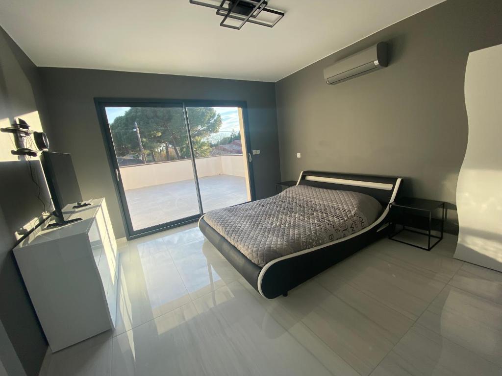 Posteľ alebo postele v izbe v ubytovaní Villa Grand Nicolas Bord de Mer