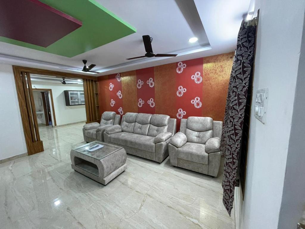 Sala de estar con 2 sofás y mesa en Furnished 3 BHK in Prime Location Near Arilova - 3rd Floor en Visakhapatnam