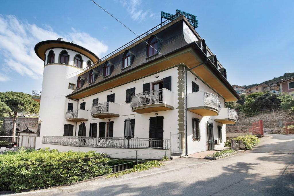 un bâtiment avec une tour au sommet dans l'établissement Appartamento Monolocale Moneglia 24, à Moneglia