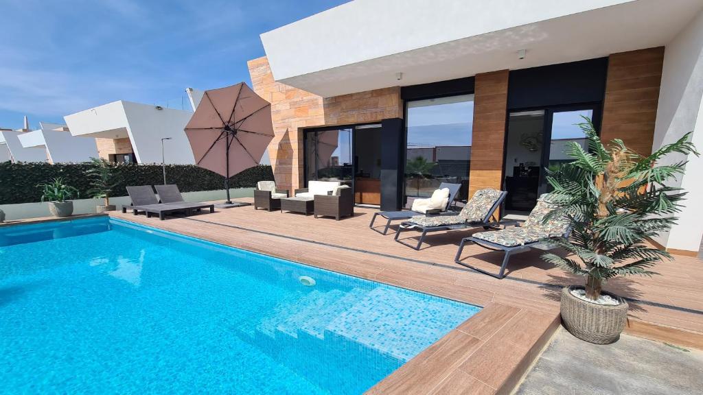 une villa avec une piscine et une maison dans l'établissement Villa JAGGER Finestrat, à Finestrat