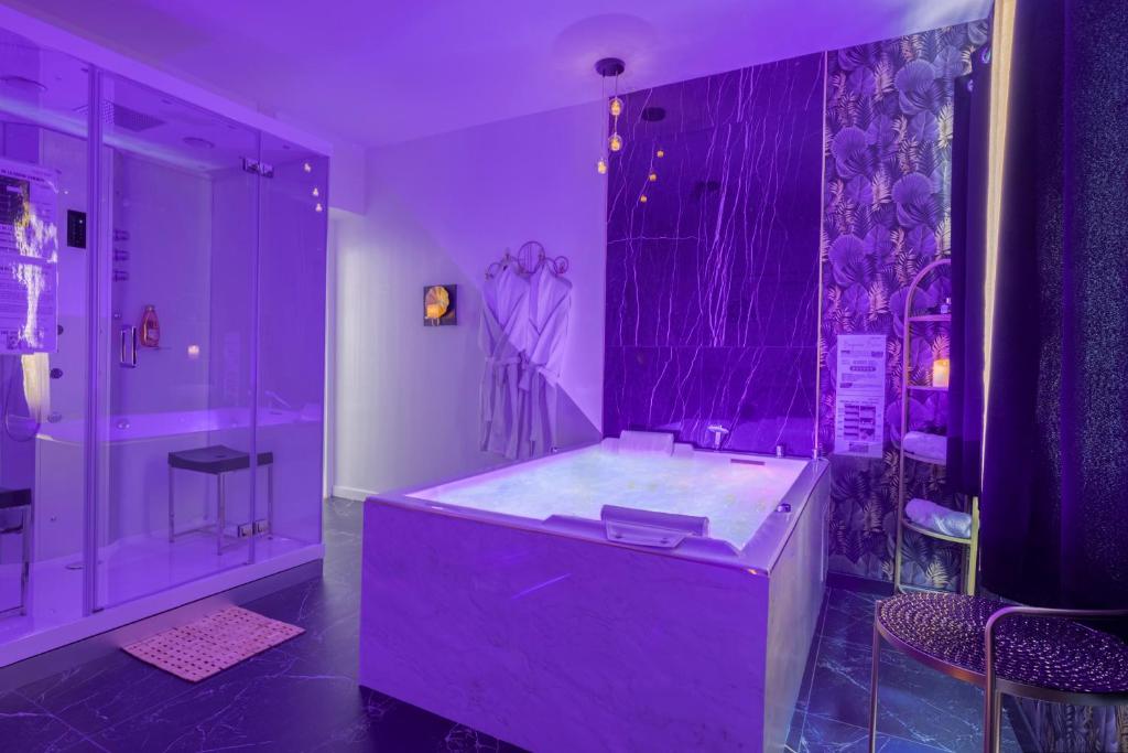 利夫里加爾岡的住宿－So Suite 'N Spa - Maison avec baignoire balnéo et hammam privatifs，紫色浴室设有浴缸和淋浴