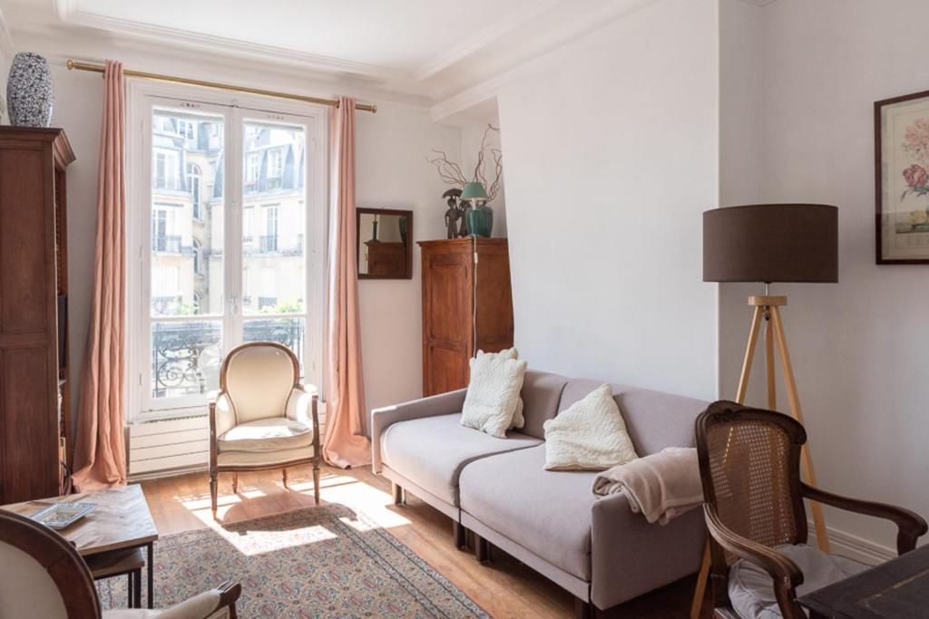 パリにあるNice apartment near the Pantheonのリビングルーム(ソファ、椅子、窓付)
