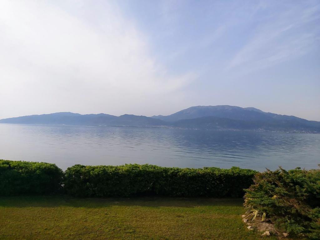 una vista de un cuerpo de agua con montañas en el fondo en Villa Marilena, en Nafpaktos