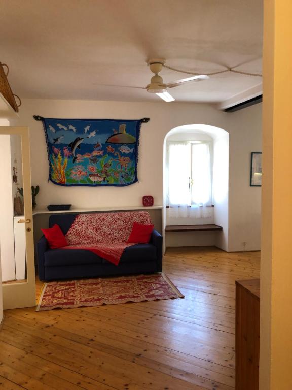 salon z kanapą i obrazem na ścianie w obiekcie La Piazzetta w mieście Capraia